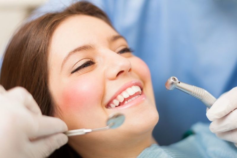 Paciente en Clínica Tresserra sonriendotras realizarse un blanqueamiento dental