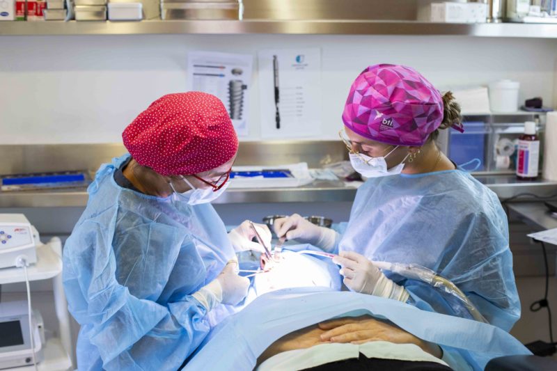 Dra.Marta y Dra.Anna Tresserra realizando una cirugía oral en Clínica Tresserra.